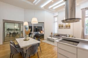 Luxurious & Spacious Downtown Residence in Liszt Ferenc Square