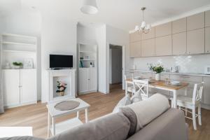 White Elegance Apartment with AC & FREE GARAGE by Renters