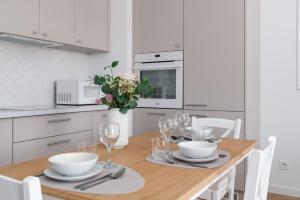 White Elegance Apartment with AC & FREE GARAGE by Renters