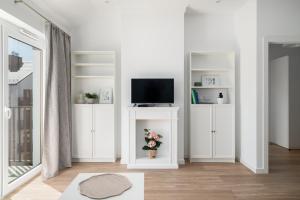 White Elegance Apartment with AC & FREE GARAGE by Renters