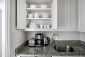 Midtown E 1BR w DM Elevator nr Bloomingdales NYC-1199