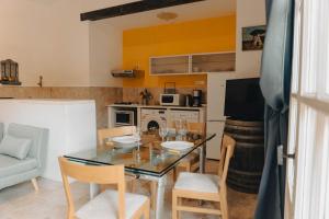 Appartements Mas du Versadou, dans un espace naturel protege, piscine couverte chauffee toute l'annee, Spa et salle de jeux : photos des chambres