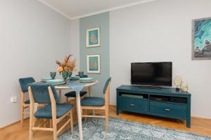 Cozy Apartment Cieszynska on 7th floor Mokotow by Renters