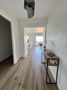 Spacious and bright cocoon near the sea