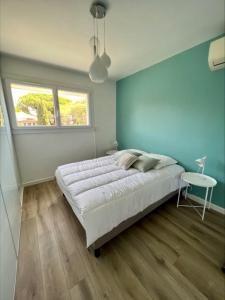 Spacious and bright cocoon near the sea