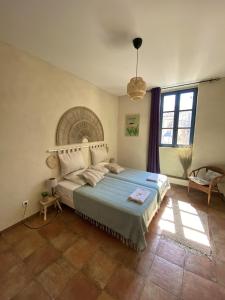 Maisons de vacances Maison de 6 chambres avec terrasse amenagee et wifi a Montfrin : photos des chambres