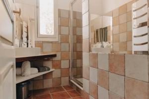 Appartements Mas du Versadou, dans un espace naturel protege, piscine couverte chauffee toute l'annee, Spa et salle de jeux : photos des chambres