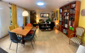 Chambres privées avec piscine partagées et cuisine partagée à 20 minutes de Paris et 40 minutes de disneyland