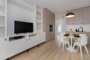 Bright Apartment Rogalińska for 6 Guests in Gdansk by Renters