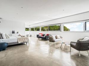 Design villa sea views and lap pool