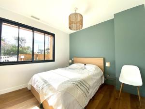 Villa neuve bardée en bois avec piscine chauffée