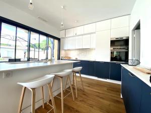 Villa neuve bardée en bois avec piscine chauffée