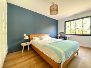 Villa neuve bardée en bois avec piscine chauffée