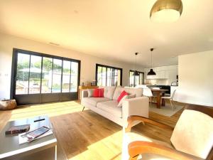 Villa neuve bardée en bois avec piscine chauffée