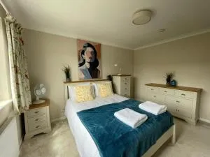 Addlestone Stylish Modern 3 bedroom house 6 - Byfleet