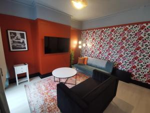 Large 5 Bed House, 9 Beds + Parking + 3 bathrooms