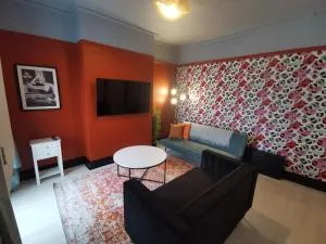 Large 5 Bed House, 9 Beds + Parking + 3 bathrooms - 威勒尔