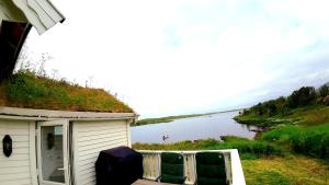 Lite hus ved sjøen