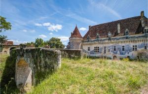 Maisons de vacances Beautiful Home In St Martin Des Combes With 6 Bedrooms, Heated Swimming Pool And Wifi : photos des chambres