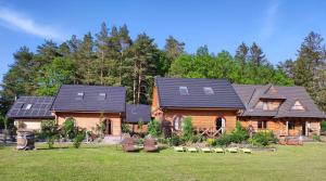 Woodorf drewnem usłane - domki z bala nad rzeką Słupią wśród pól i lasów z chatą grillową, ogniskiem i placami zabaw dla dzieci -Royal Red House z jacuzzi i ogrodzonym extra ogródkiem dla piesków, Royal Green House - bez jacuzzi