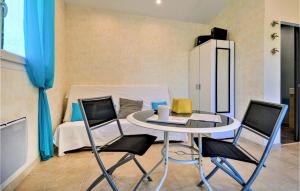 Appartements Awesome Apartment In Pouzilhac With Outdoor Swimming Pool And Wifi : photos des chambres