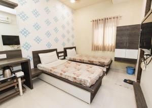 Hotel Amber Railway station