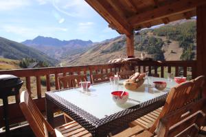Chalets Charming Chalet w/ Mountain & Slope Views, Jacuzzi : photos des chambres