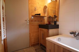 Chalets Charming Chalet w/ Mountain & Slope Views, Jacuzzi : photos des chambres