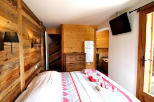 Chalets Charming Chalet w/ Mountain & Slope Views, Jacuzzi : photos des chambres