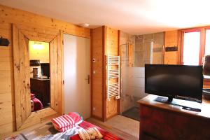 Chalets Charming Chalet w/ Mountain & Slope Views, Jacuzzi : photos des chambres