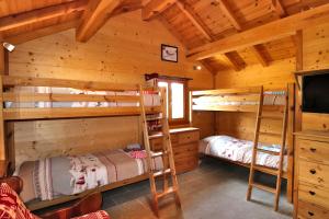 Chalets Charming Chalet w/ Mountain & Slope Views, Jacuzzi : photos des chambres