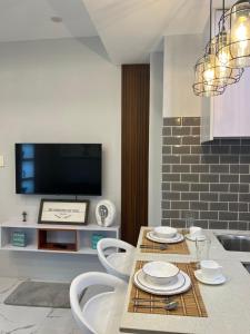 Chic, Modern , Minimalist Design at The Loop Condo tower