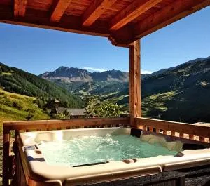 Charming Chalet w/ Mountain & Slope Views, Jacuzzi - Sainte-Catherine