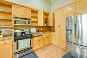 Porterville Getaway w Patio + Valley Views!