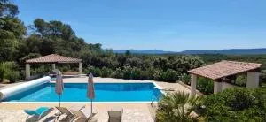 Lorgues, La Tourelle, immense piscine, plongeoir, vue, au grand calme - 洛尔格