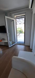 Beach apartment KATE with sea view, balcony and parking, MURTER, DALMATIA
