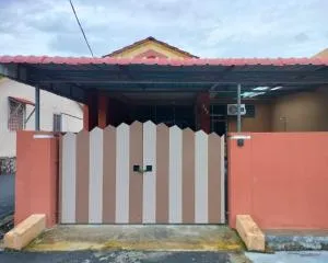 Brown Homestay Teluk Kemang Port Dickson - Kampong Si Ginting