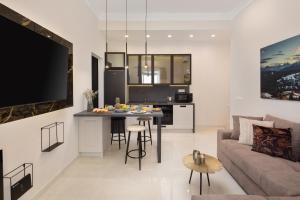 Modern-Vintage Old Town Suites