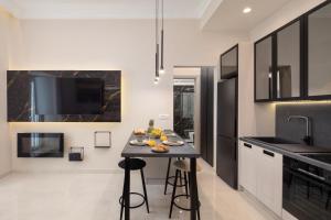 Modern-Vintage Old Town Suites