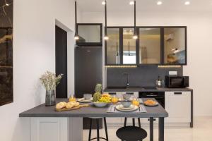 Modern-Vintage Old Town Suites