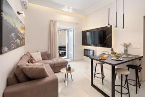 Modern-Vintage Old Town Suites