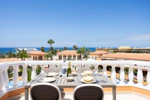 Apartment Playa Las Vistas 2 with breathtaking sea view, only 100 m to the sea, heated pool, aircondition for a fee, wifi