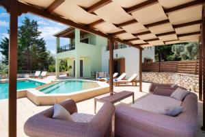 Kyknos by Vintage Travel