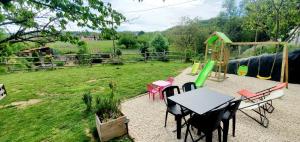 Maisons d'hotes -SKY- Appartement meuble cosy & confort-Parking prive & jardin : photos des chambres