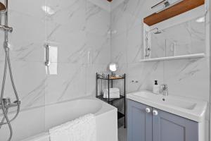 White Imperial Apartment