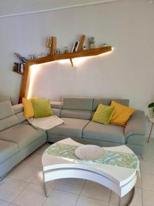 Modern 2BR city flat 10min from the beach