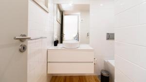 Central Stunning Duplex w Patio by LovelyStay