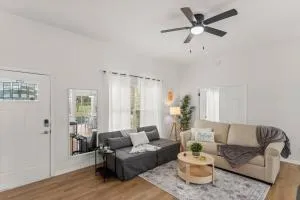 King Bed and Modern Home sleeps 8 - 莱克威尔士