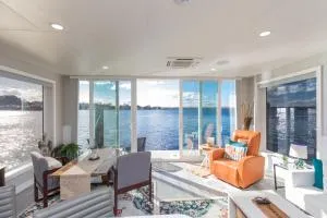 New Floating Luxury: Unique Houseboat Retreat - Neilhurst New Floating Luxury: Unique Houseboat Retreat - Neilhurst