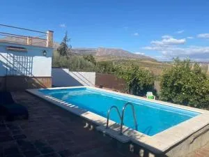 Gated private villa with large pool - Estación
